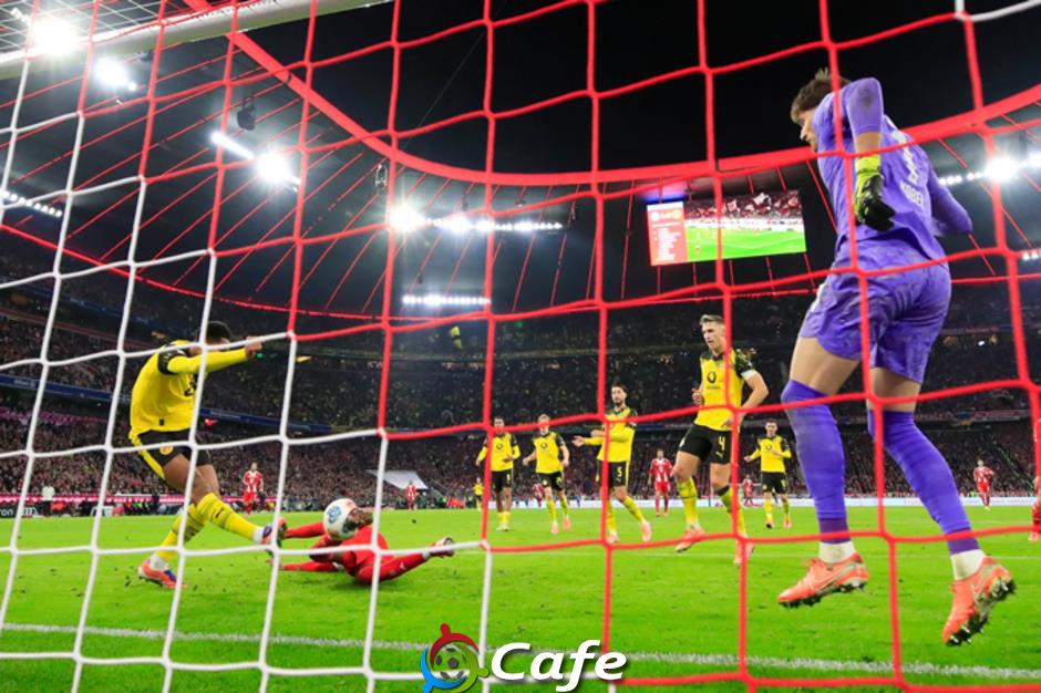 Jobe Bellingham mắc sai lầm nghiêm trọng, biếu Bayern Munich bàn thắng