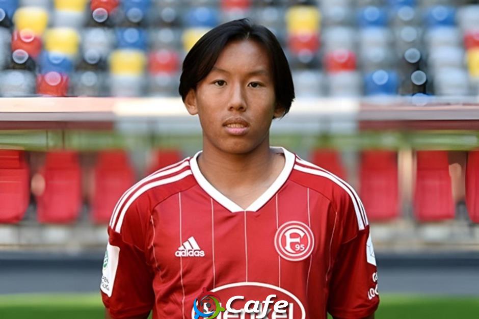 Simon Vũ, tiền vệ đa năng gốc Việt chuẩn bị ra mắt Bundesliga Simon Vũ, tiền vệ đa năng gốc Việt chuẩn bị ra mắt Bundesliga