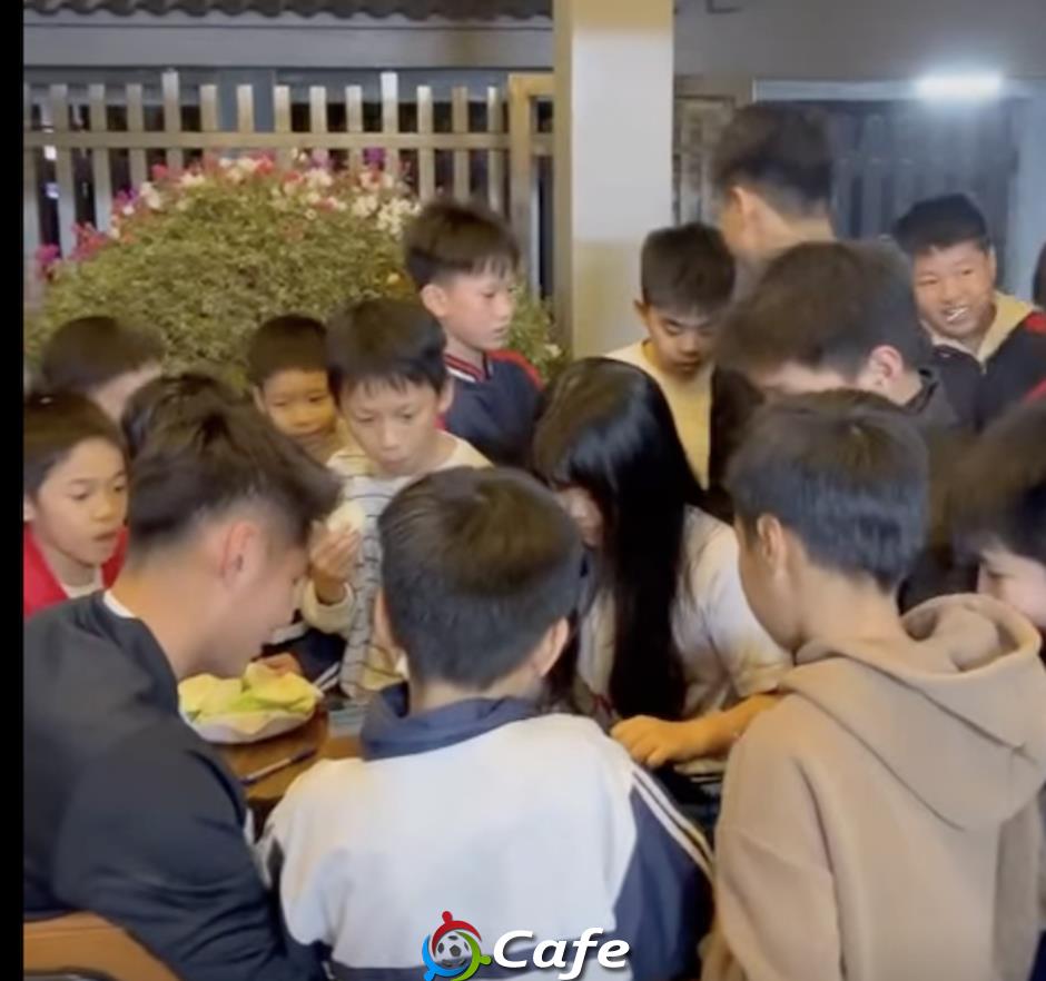 Hiểu Minh được các fan nhí chào đón nồng nhiệt tại quê nhà