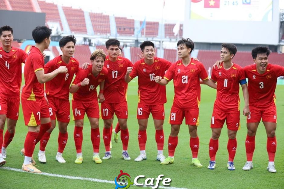 Một khoảng trống giữa sân đang chờ Kim Sang Sik Một khoảng trống giữa sân đang chờ Kim Sang Sik