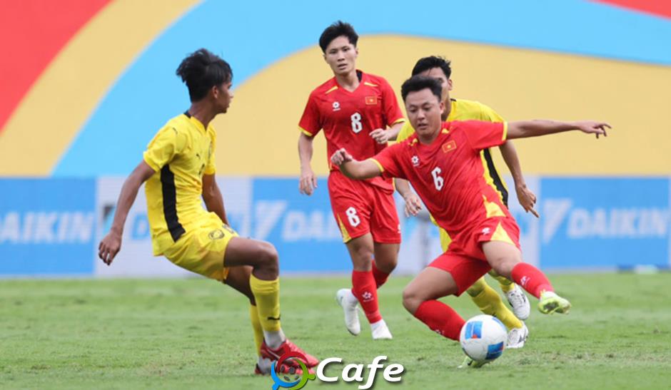 Một khoảng trống giữa sân đang chờ Kim Sang Sik Một khoảng trống giữa sân đang chờ Kim Sang Sik