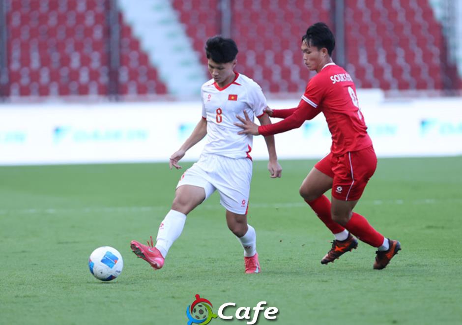 Một khoảng trống giữa sân đang chờ Kim Sang Sik Một khoảng trống giữa sân đang chờ Kim Sang Sik