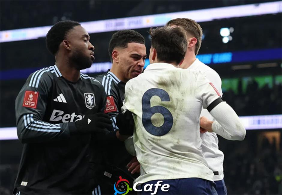 Màn hỗn chiến khó tin ở thư hùng Tottenham vs Aston Villa