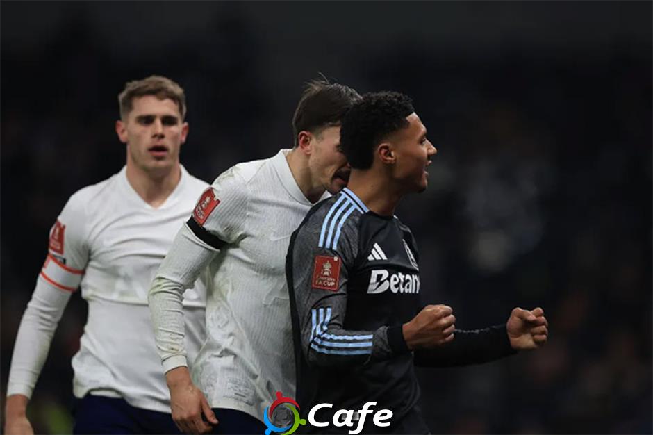 Màn hỗn chiến khó tin ở thư hùng Tottenham vs Aston Villa
