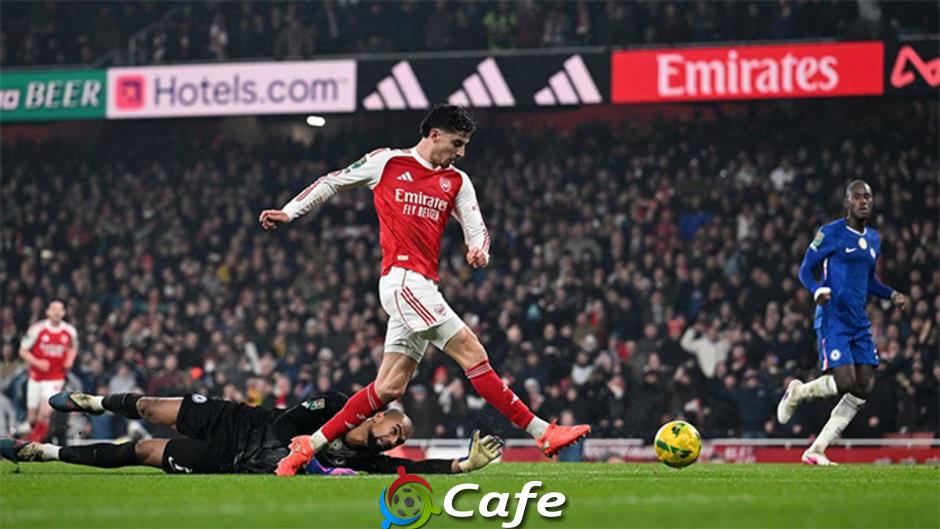 HLV Liam Rosenior nổi nóng với cầu thủ trong lúc khởi động