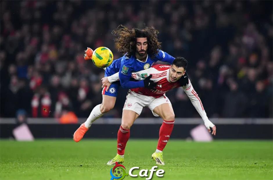 HLV Liam Rosenior nổi nóng với cầu thủ trong lúc khởi động