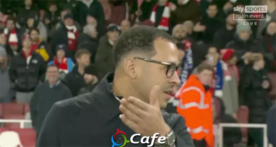 HLV Liam Rosenior nổi nóng với cầu thủ trong lúc khởi động
