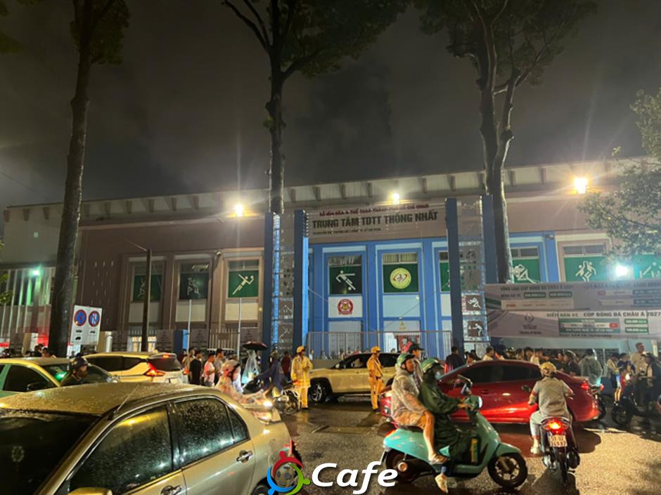 Mưa lớn, trận đấu Việt Nam vs Nepal tạm hoãn 30 phút