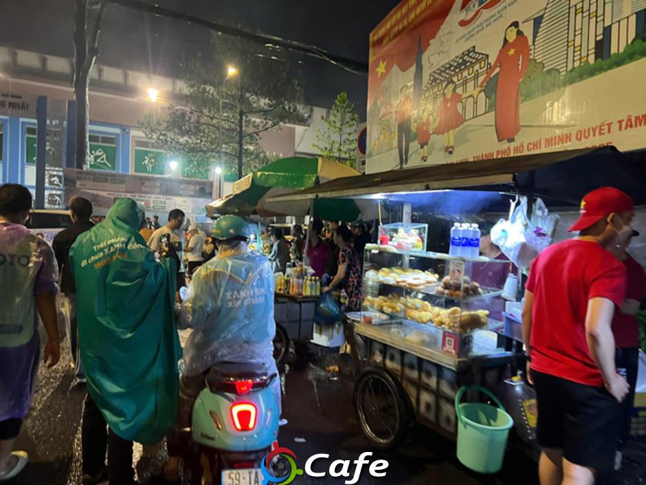 Mưa lớn, trận đấu Việt Nam vs Nepal tạm hoãn 30 phút
