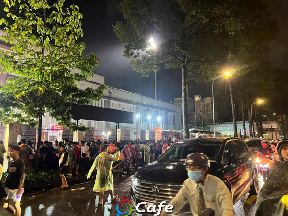 Mưa lớn, trận đấu Việt Nam vs Nepal tạm hoãn 30 phút