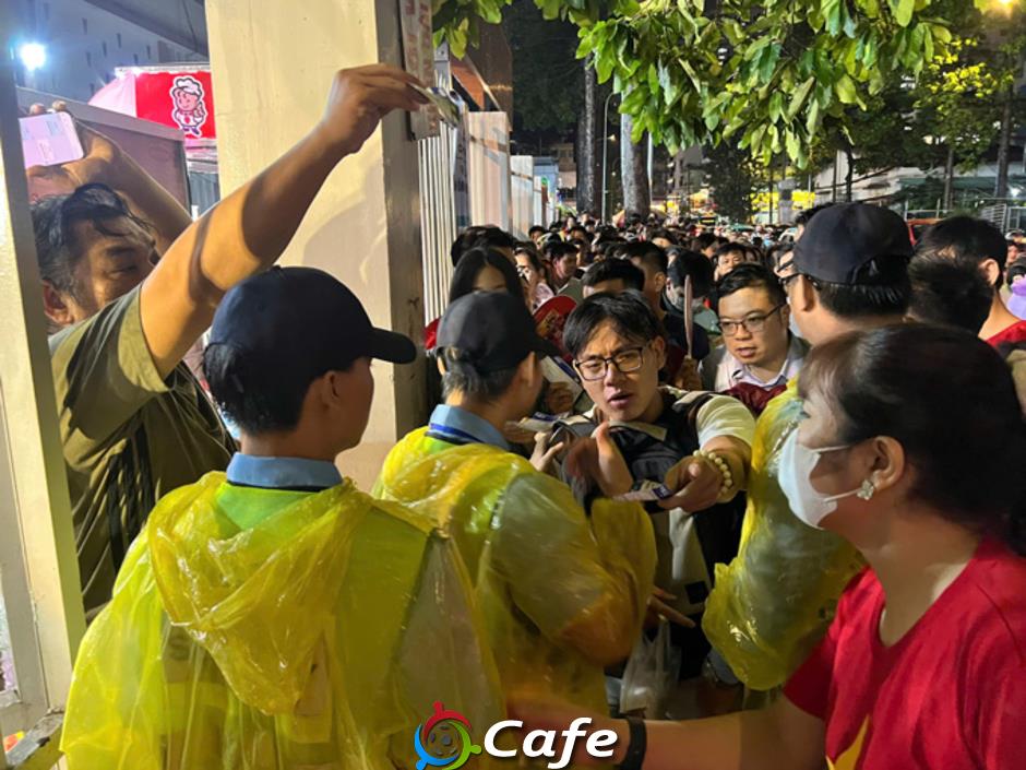 Mưa lớn, trận đấu Việt Nam vs Nepal tạm hoãn 30 phút