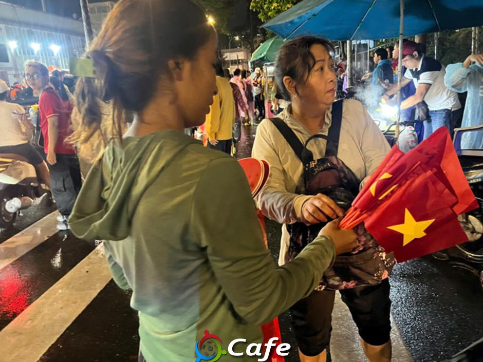 Mưa lớn, trận đấu Việt Nam vs Nepal tạm hoãn 30 phút