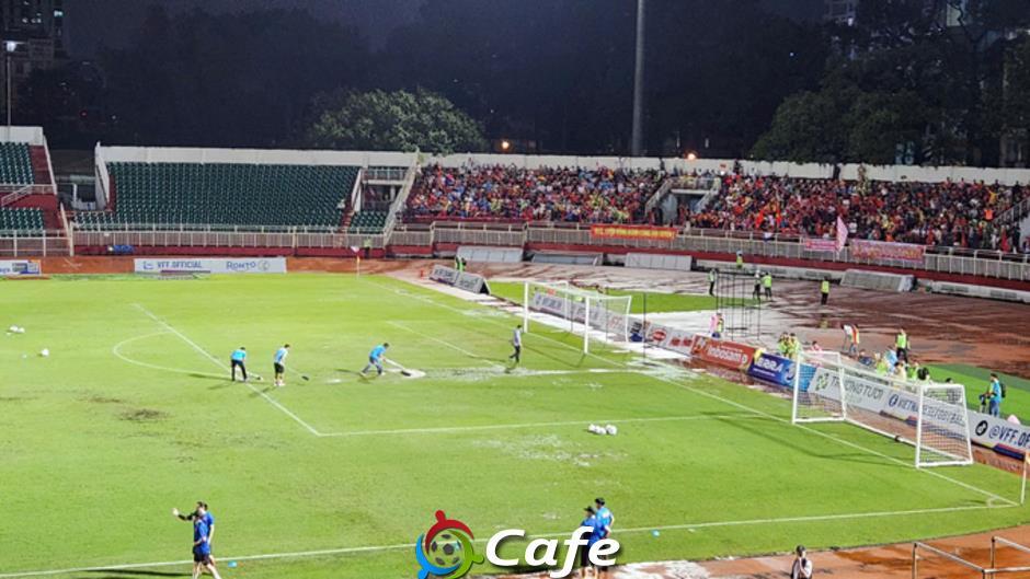 Mưa lớn, trận đấu Việt Nam vs Nepal tạm hoãn 30 phút