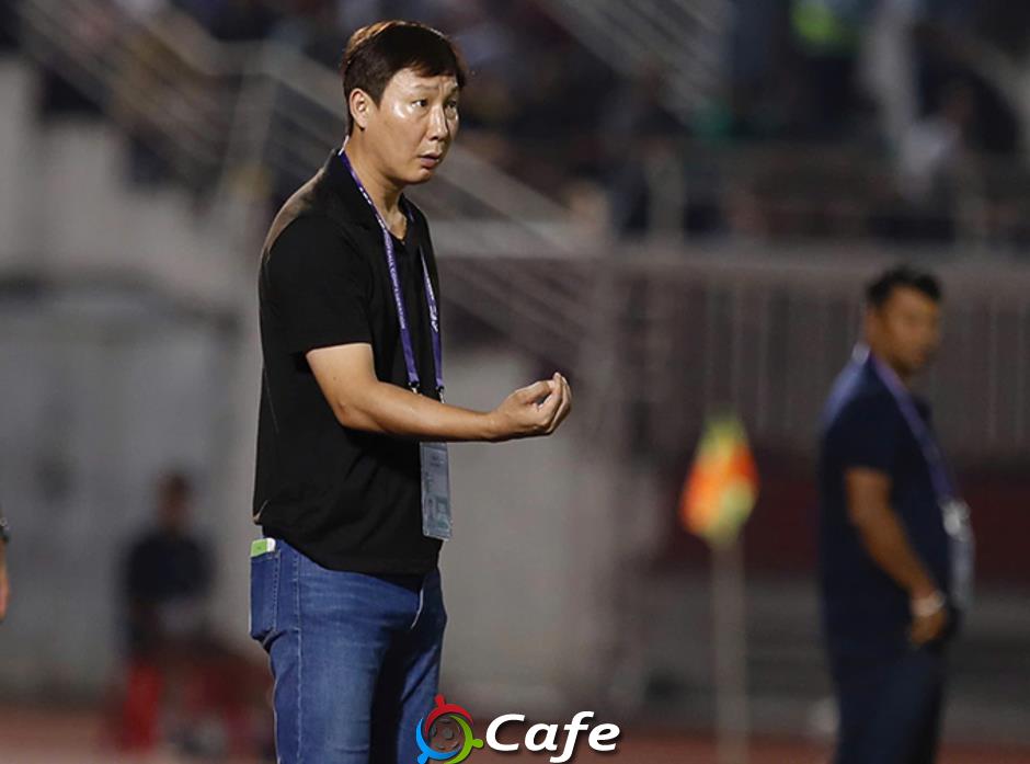 Vì sao HLV Kim Sang Sik phải thay Hoàng Đức?
