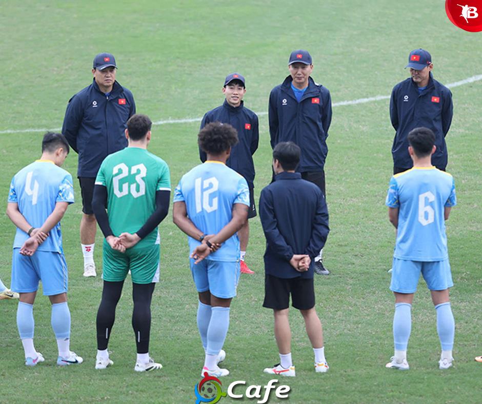 Xuân Son tranh bóng với HLV Kim Sang Sik trong buổi tập của ĐT Việt Nam Xuân Son tranh bóng với HLV Kim Sang Sik trong buổi tập của ĐT Việt Nam