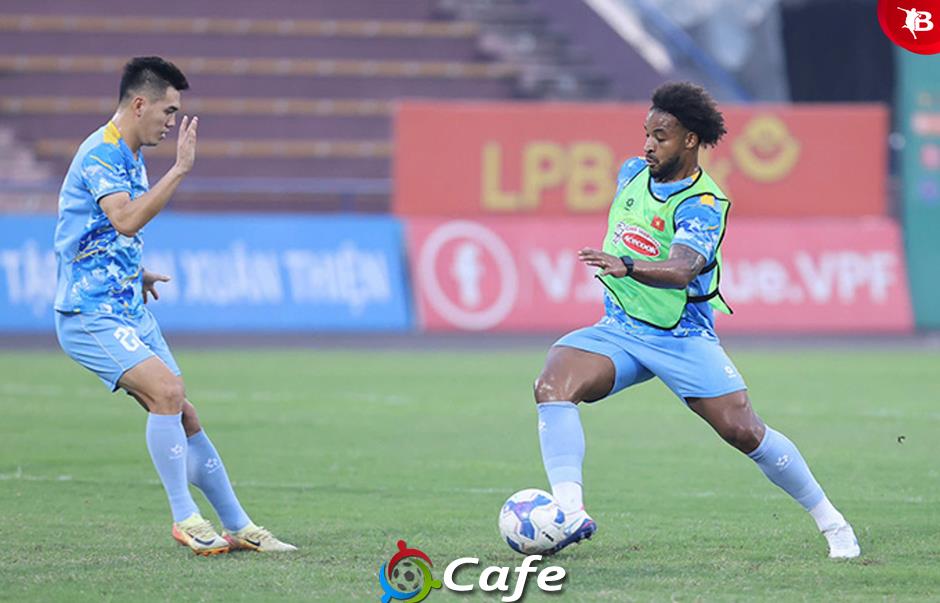 Xuân Son tranh bóng với HLV Kim Sang Sik trong buổi tập của ĐT Việt Nam Xuân Son tranh bóng với HLV Kim Sang Sik trong buổi tập của ĐT Việt Nam