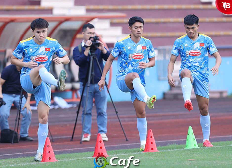 Xuân Son tranh bóng với HLV Kim Sang Sik trong buổi tập của ĐT Việt Nam Xuân Son tranh bóng với HLV Kim Sang Sik trong buổi tập của ĐT Việt Nam