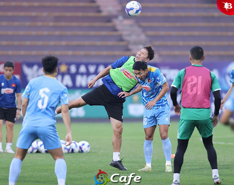 Xuân Son tranh bóng với HLV Kim Sang Sik trong buổi tập của ĐT Việt Nam Xuân Son tranh bóng với HLV Kim Sang Sik trong buổi tập của ĐT Việt Nam