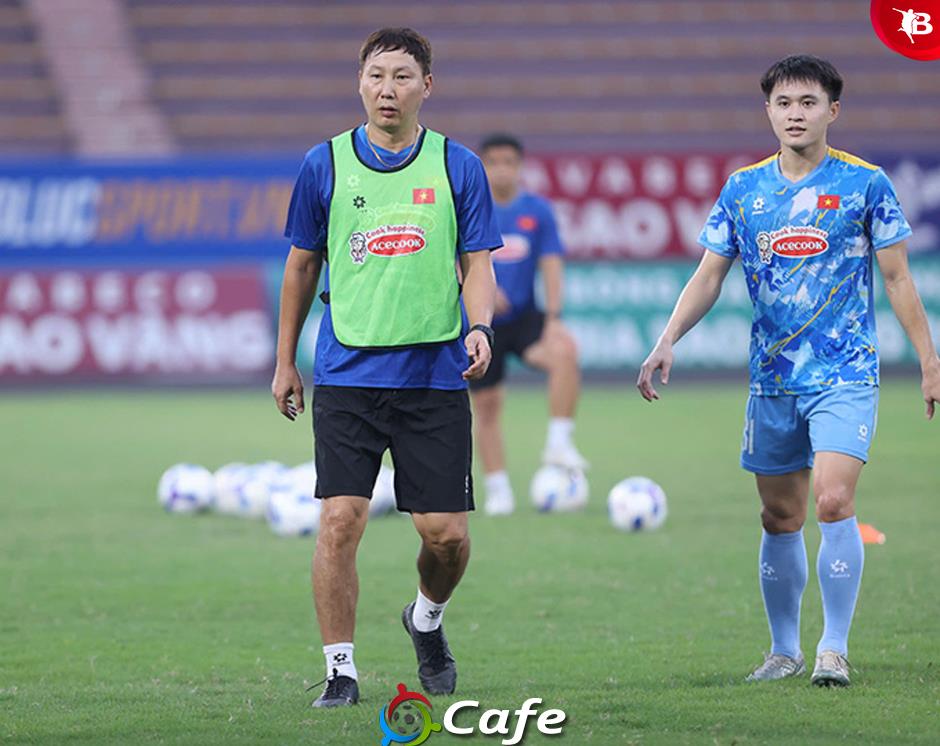 Xuân Son tranh bóng với HLV Kim Sang Sik trong buổi tập của ĐT Việt Nam Xuân Son tranh bóng với HLV Kim Sang Sik trong buổi tập của ĐT Việt Nam