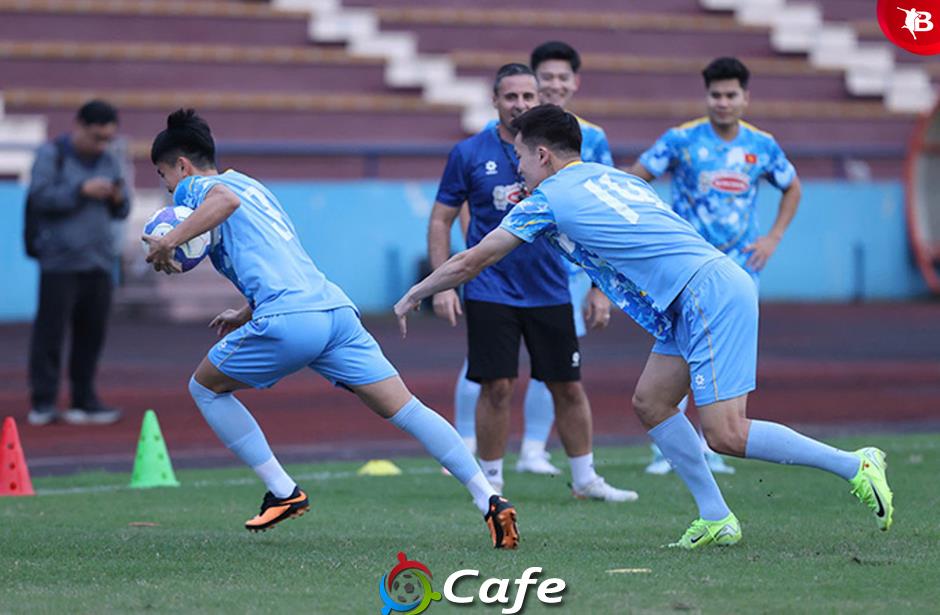 Xuân Son tranh bóng với HLV Kim Sang Sik trong buổi tập của ĐT Việt Nam Xuân Son tranh bóng với HLV Kim Sang Sik trong buổi tập của ĐT Việt Nam