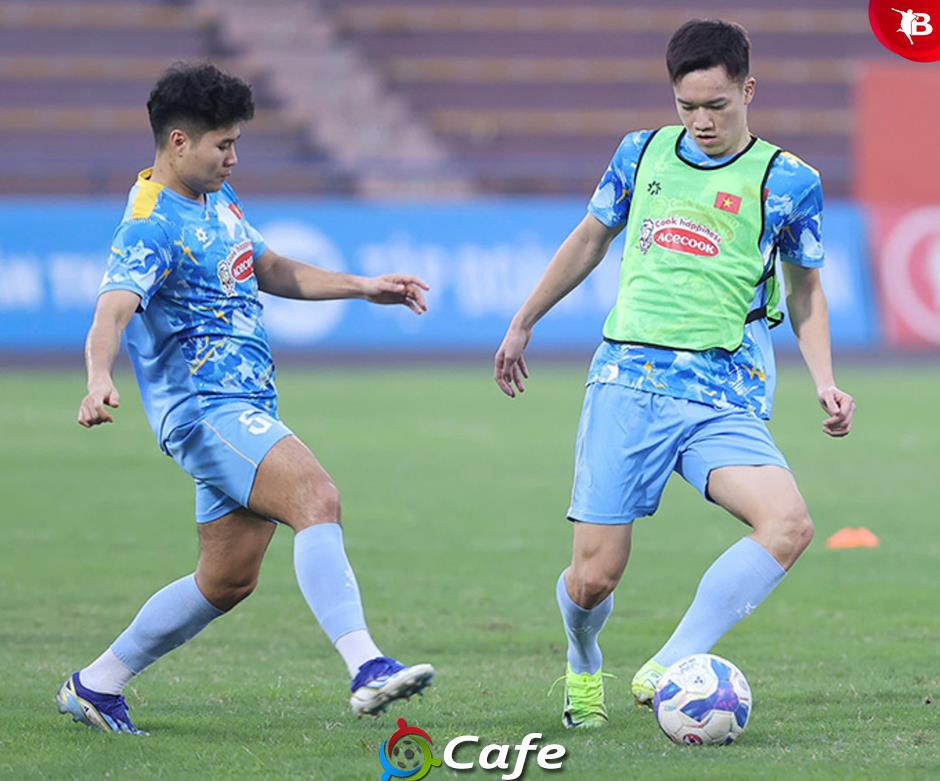 Xuân Son tranh bóng với HLV Kim Sang Sik trong buổi tập của ĐT Việt Nam Xuân Son tranh bóng với HLV Kim Sang Sik trong buổi tập của ĐT Việt Nam