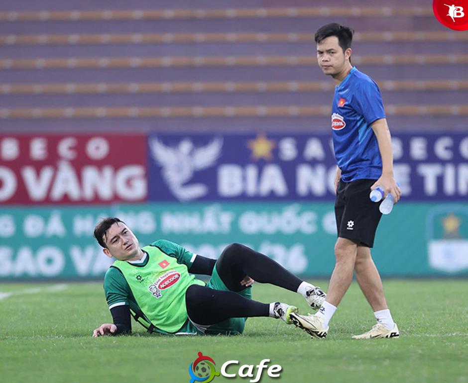 Xuân Son tranh bóng với HLV Kim Sang Sik trong buổi tập của ĐT Việt Nam Xuân Son tranh bóng với HLV Kim Sang Sik trong buổi tập của ĐT Việt Nam