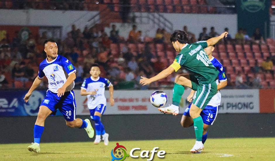 Thở phào với Công Phượng