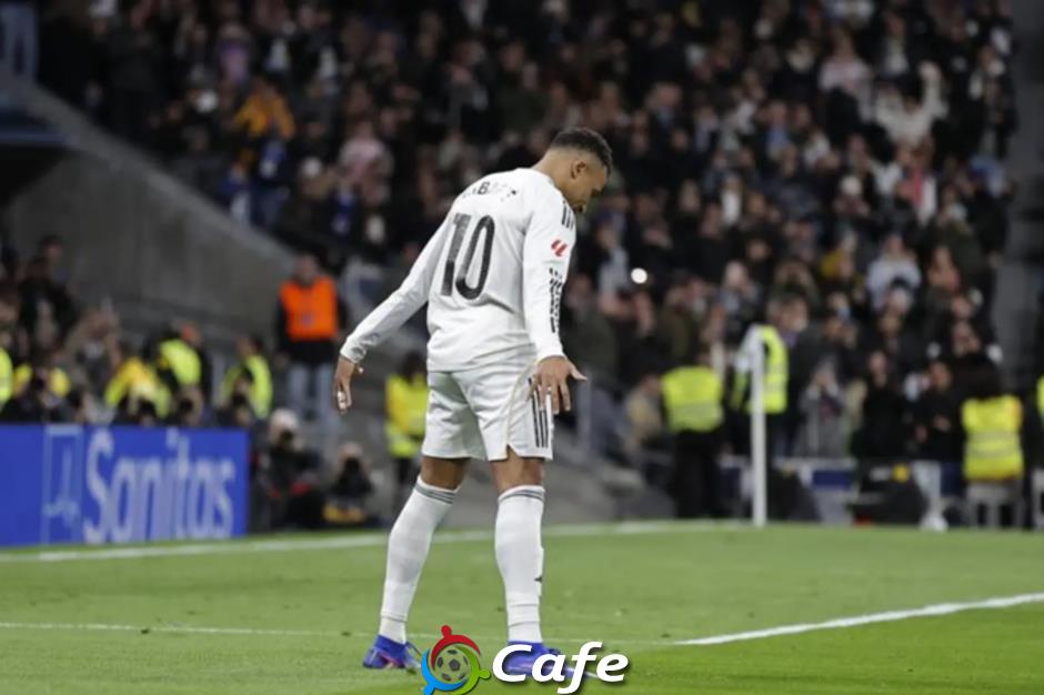 Kylian Mbappe suýt phá kỷ lục của Ronaldo nếu không bị VAR ngăn cản Kylian Mbappe suýt phá kỷ lục của Ronaldo nếu không bị VAR ngăn cản
