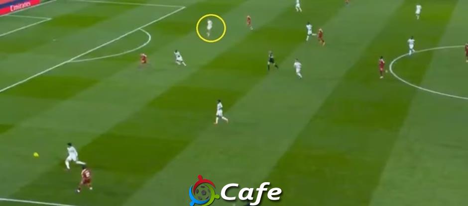 Xabi Alonso ‘sập hố’ bởi ‘yêu dại khờ’ Xabi Alonso ‘sập hố’ bởi ‘yêu dại khờ’