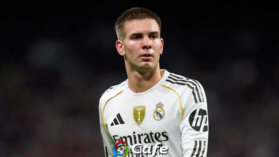 Xabi Alonso trừng phạt một cầu thủ Real Xabi Alonso trừng phạt một cầu thủ Real