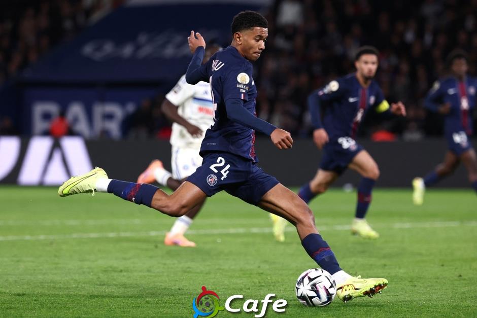 'Tắc kè hoa' Seny Mayulu cứu rỗi PSG