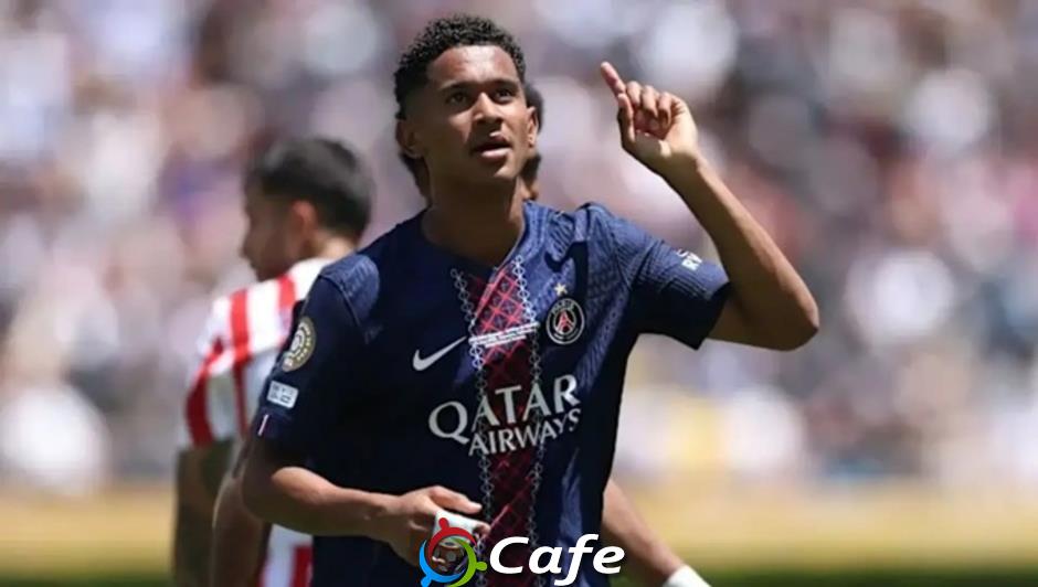 'Tắc kè hoa' Seny Mayulu cứu rỗi PSG