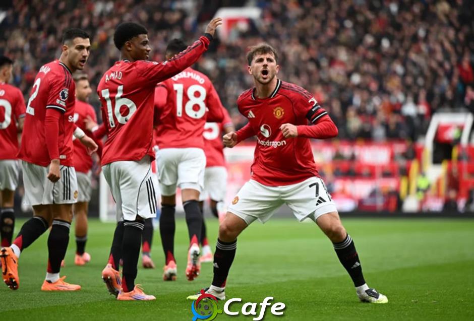 Amorim đưa ra quyết định về việc sử dụng sơ đồ 4-4-2 tại MU