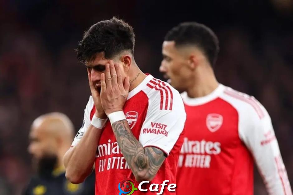 Arsenal, cỗ máy khô khan và điểm yếu rất… con người
