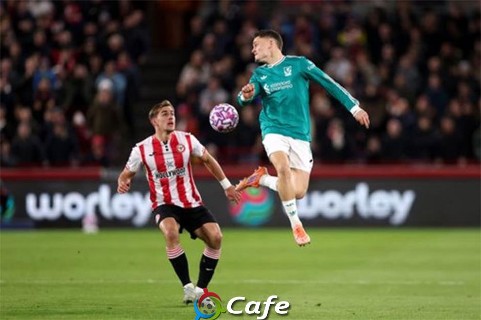 'Bom tấn' Liverpool bị fan Brentford xúc phạm tàn nhẫn