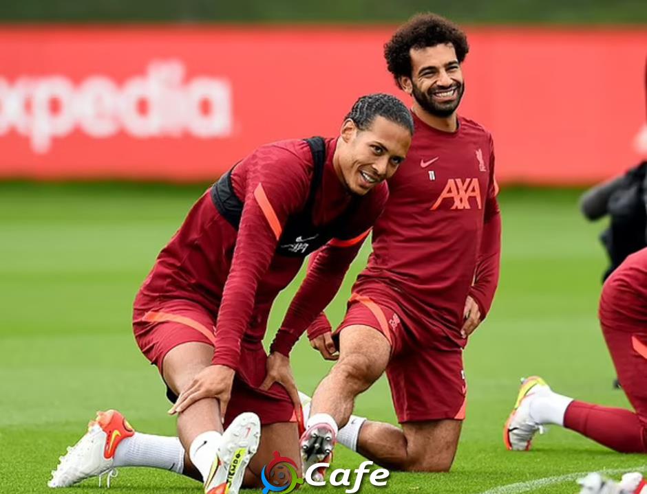 Cả Arne Slot và Mohamed Salah đều là 'cừu đen'