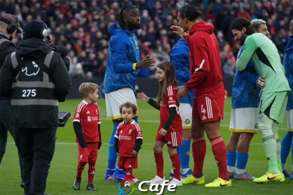 Các con Diogo Jota làm mascot trận Liverpool vs Wolves: Khoảnh khắc khiến Anfield chết lặng