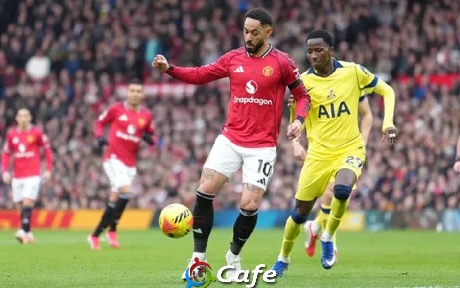 Cách MU của Carrick áp đặt đối phương khi đá hơn người