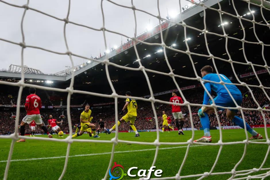 Cách MU của Carrick áp đặt đối phương khi đá hơn người