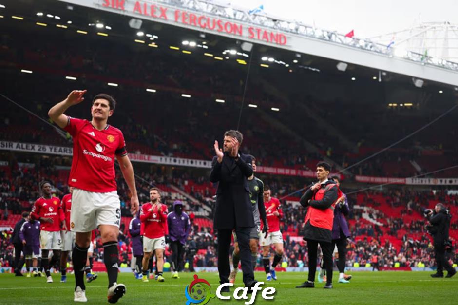 Cách MU của Carrick áp đặt đối phương khi đá hơn người