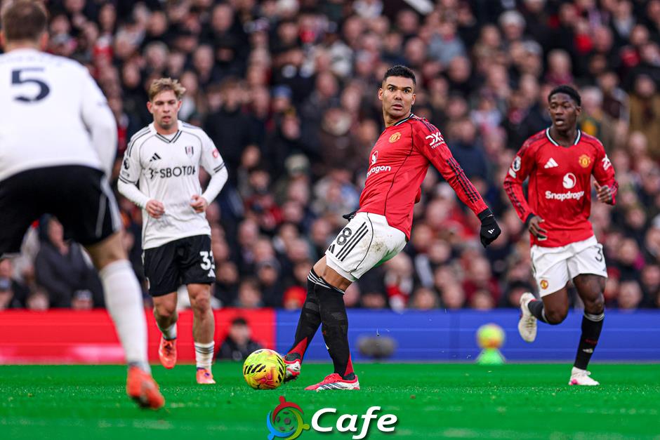 Carragher thừa nhận sai lầm sau phát biểu gây tranh cãi về Casemiro