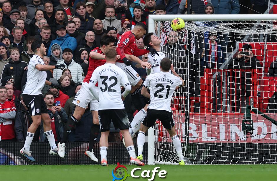 Casemiro đánh đầu tung lưới Fulham sau quyết định kịch tính từ VAR