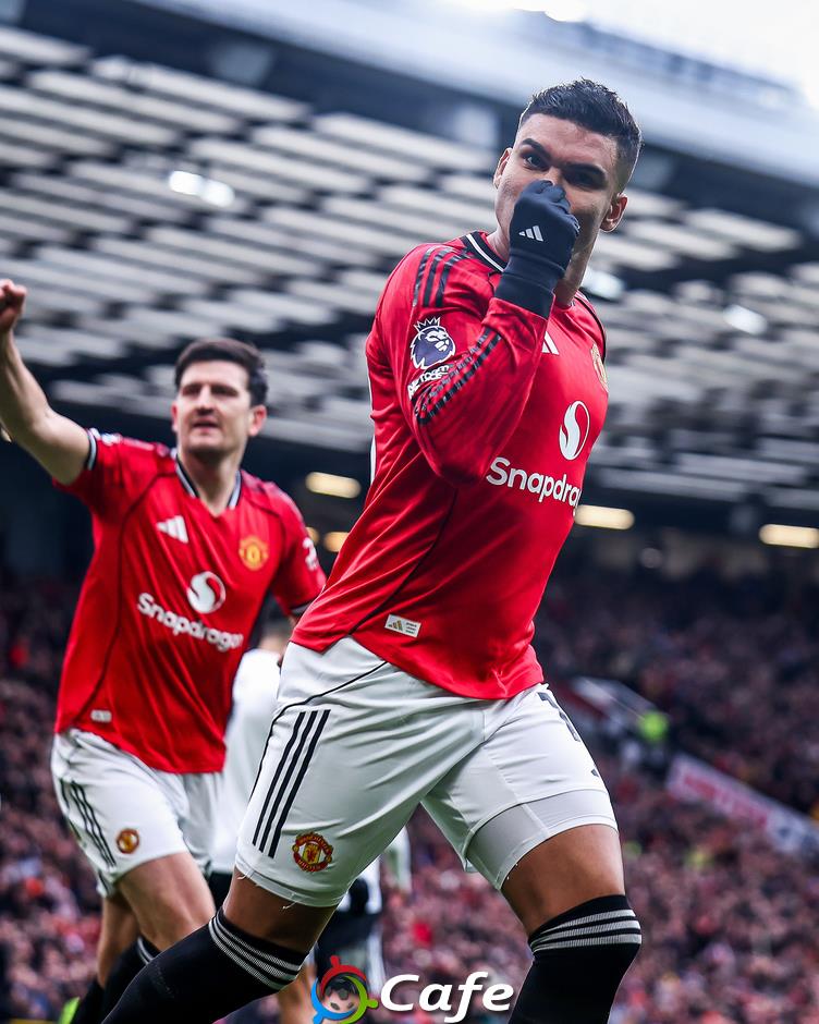 Casemiro đánh đầu tung lưới Fulham sau quyết định kịch tính từ VAR