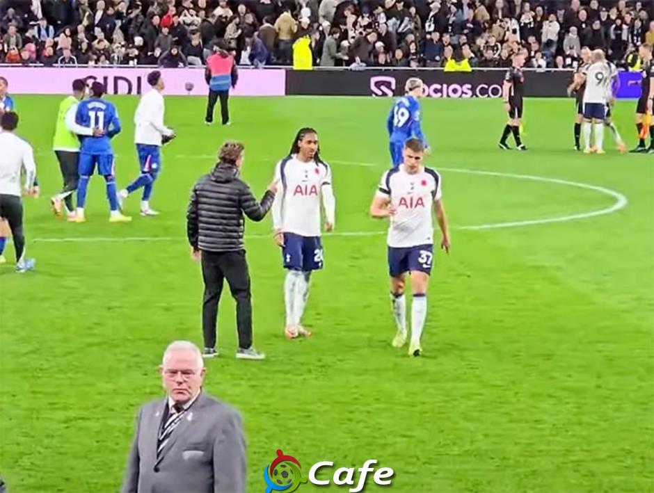 Cầu thủ Tottenham từ chối bắt tay HLV Thomas Frank sau trận thua Chelsea Cầu thủ Tottenham từ chối bắt tay HLV Thomas Frank sau trận thua Chelsea