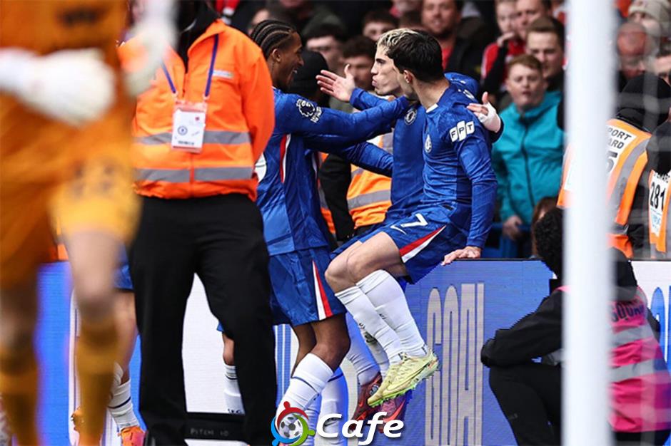Chelsea 'chết' vì sự tự mãn