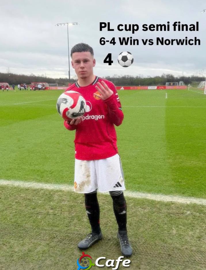 Con trai Rooney lại gây sốt tại MU