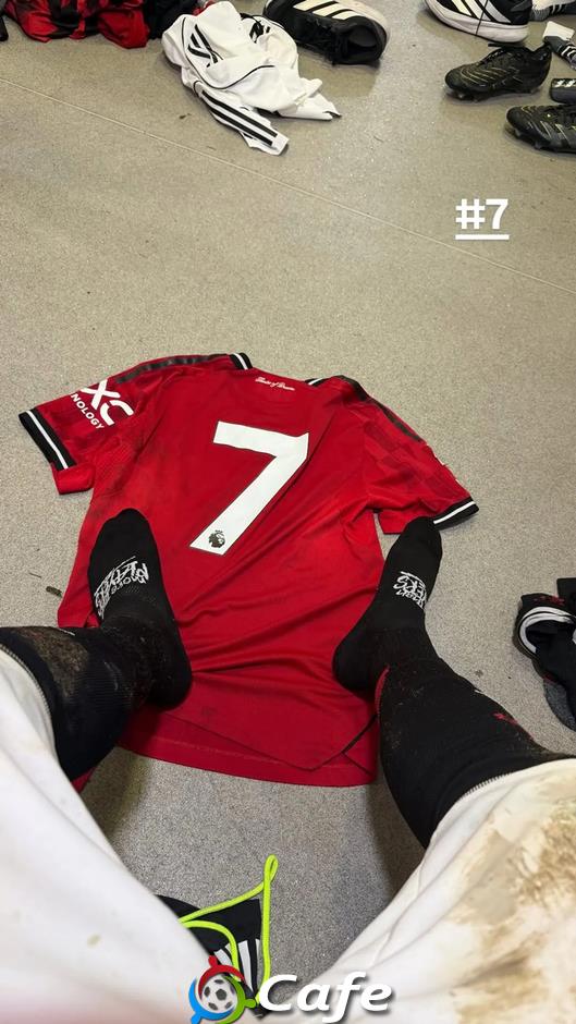 Con trai Rooney lại gây sốt tại MU