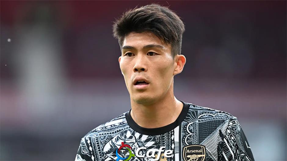 Cựu sao Arsenal và ĐT Nhật Bản thoát cảnh thất nghiệp