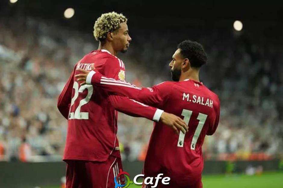 Ekitike 'giúp' Salah yên tâm rời Liverpool?