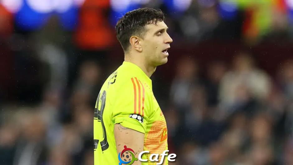 Emi Martinez tức giận vì bị tước băng đội phó Aston Villa